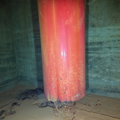 Sprinklertank-Inspektion: Betontank, 15 Jahre – Stahlrohr Stark Korrodiert Bodensicht Nahaufnahme